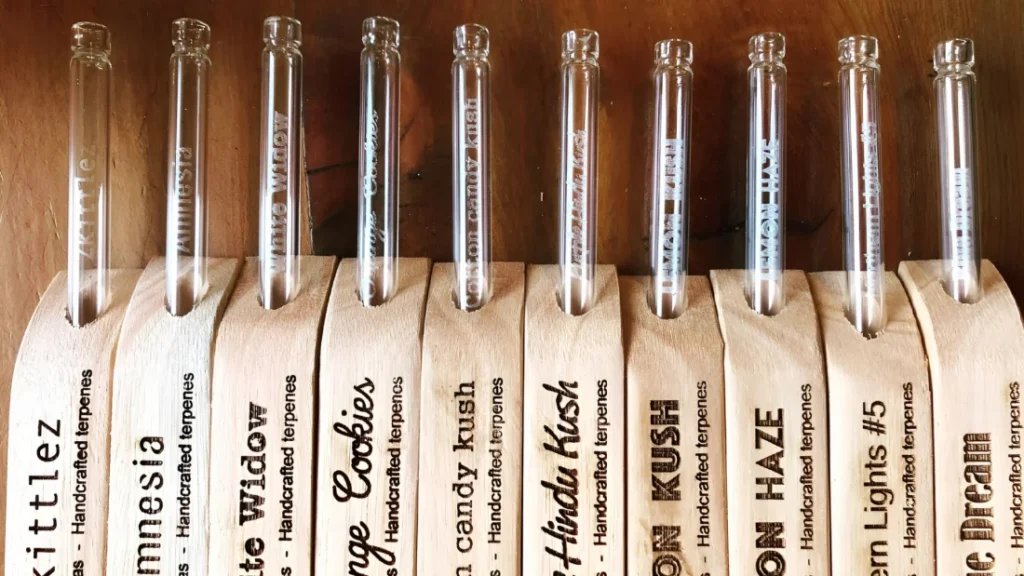 Muestrario de terpenos artesanales de Terpenoteca en tubos de vidrio con diferentes perfiles aromáticos desarrollados en Argentina.
