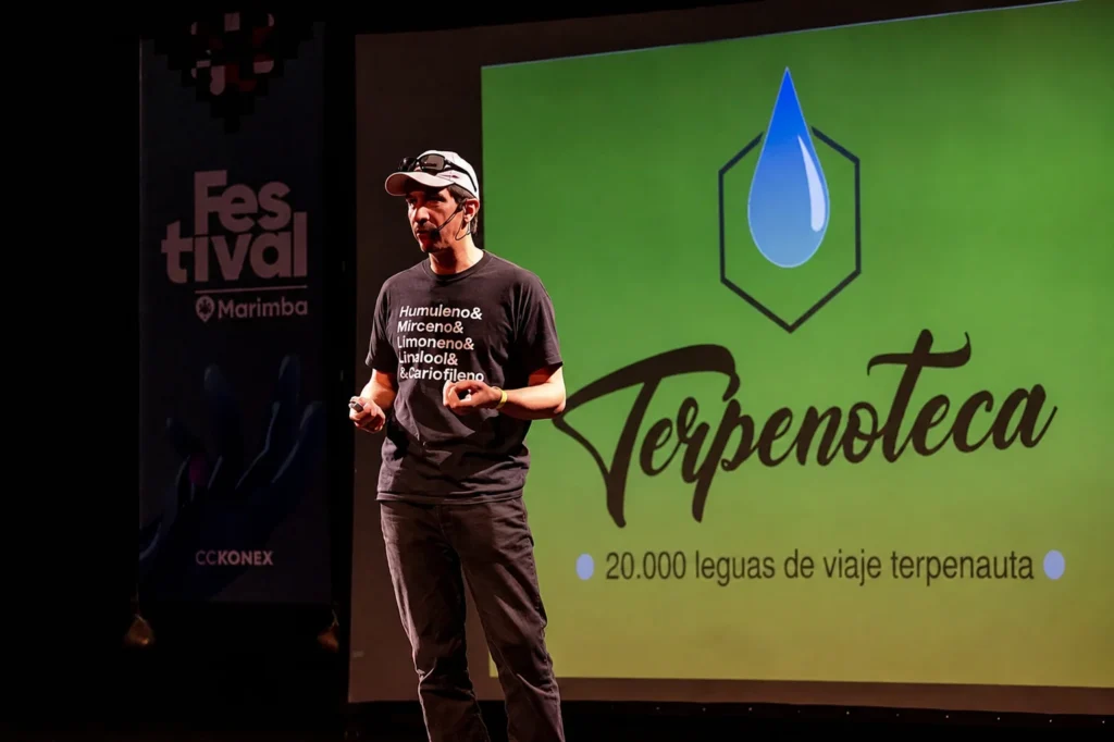 Federico Benítez dictando el Taller de Terpenos de Terpenoteca durante el Festival Marimba en el CCK Konex.